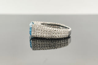 6 Carats Vivid Blue and White Lab-Grown Diamond Ring in 14kt Gold (Emerald & Round Cuts)