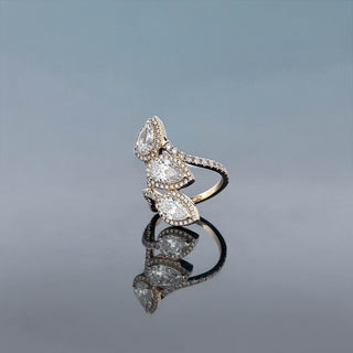 THALIA – 3.5 Carat Three-Stone Pear LGD Ring in 14K Yellow Gold