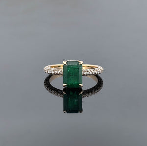 GWENORE – 2.5 Carat Emerald Lab-Grown Colored Diamond Ring in 14K Yellow Gold