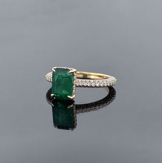 GWENORE – 2.5 Carat Emerald Lab-Grown Colored Diamond Ring in 14K Yellow Gold